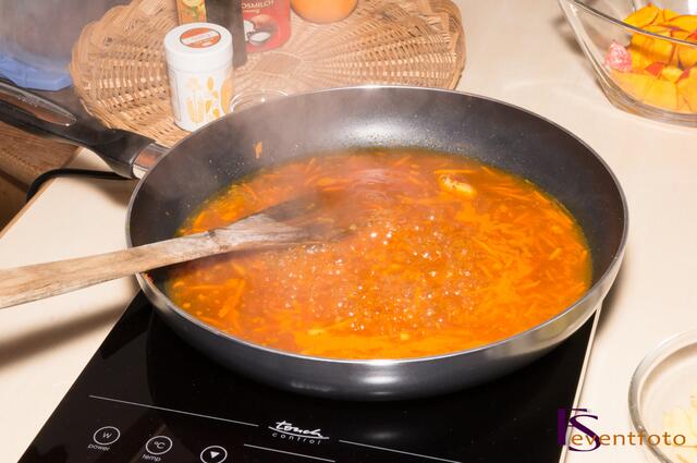 Kürbis-Karotten-Ingwer-Suppe - Zutaten simmern lassen