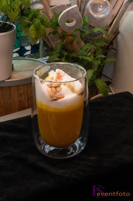 Kürbis-Karotten-Ingwer-Suppe - Tipp von Sabina: Das Süppchen mach sich auch ganz hervorragend als "Kürbis-Cappuccino"