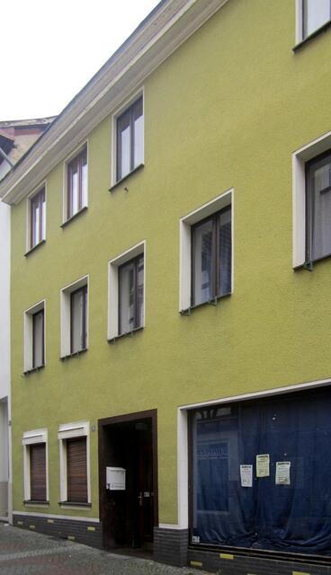 In der Neustraße 36 erwarb er 1834 für seinen Sohn Abraham.                                                                                 Von 1841 – 1847 wurden all diese Häuser aufgestockt und erweitert um Getreide zu lagern.