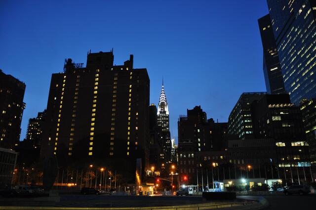 Blick vom UN Hauptquartier in New York in Richtung Chrysler Building