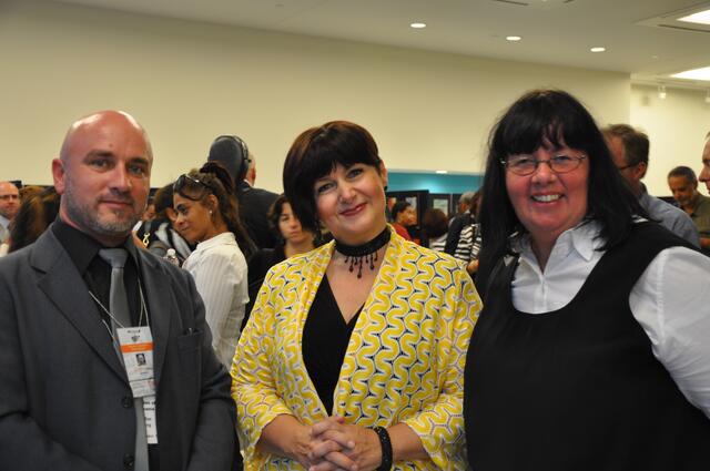 Stefan Balog (Organisator der Ausstellung), Simona Miculescu (Botschafterin Rumäniens) und Susanne Schumacher (Künstlerin) während der Ausstellung