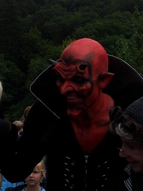 Der Teufel - ein begehrtes Fotoobjekt auf dem Märchenfestival