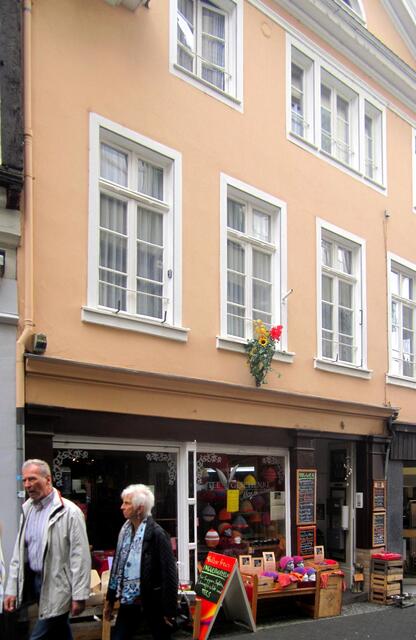1846 erwarb er das Haus in der Rheinstraße 4.                  Von 1841 – 1847 wurden all diese Häuser aufgestockt und erweitert um Getreide zu lagern