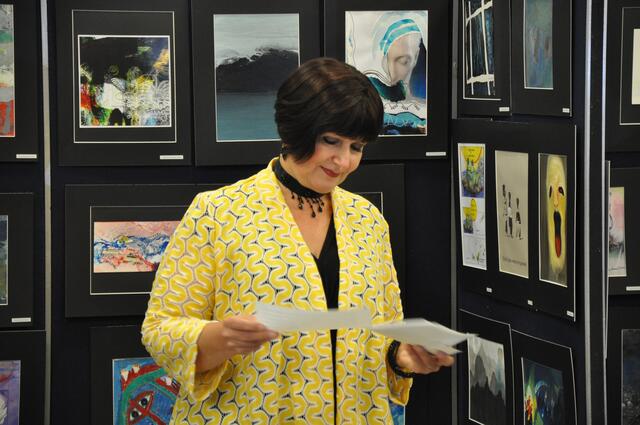 Simona Miculescu (Botschafterin Rumäniens) bei der Ansprache über die Bedeutung der Kunst in Rumänien und den Zusammenhang mit der Mail Art Aktion die Nahe Ihrer Heimatstadt gestartet wurde.