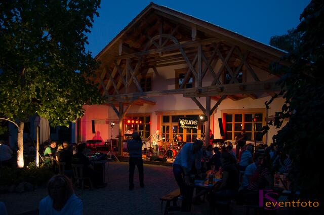 Benefizkonzert für Little Smile e.V. - 4tune machten klasse Rockmusik im Biergarten vom Landhausbräu Koller in Hergertswiesen