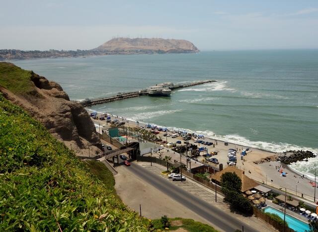 Blick von Miraflores auf Strand und Pier-Restaurant (Rosa Nautica)