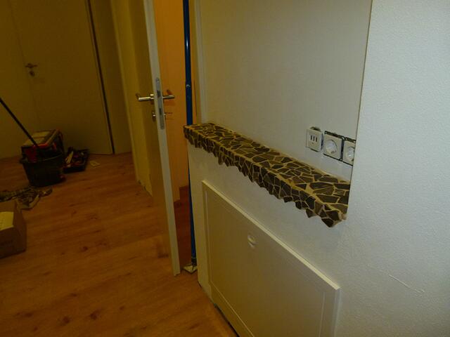 Flur: Ablage mit Mosaik
