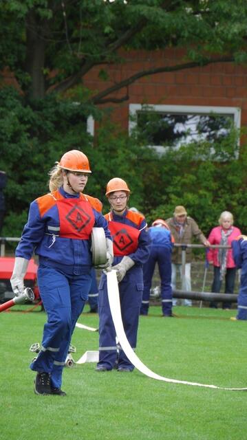 Der Angriffstrupp baut in der Zwischenzeit das "erste Rohr" auf