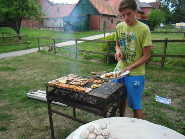 Frederik grillt.