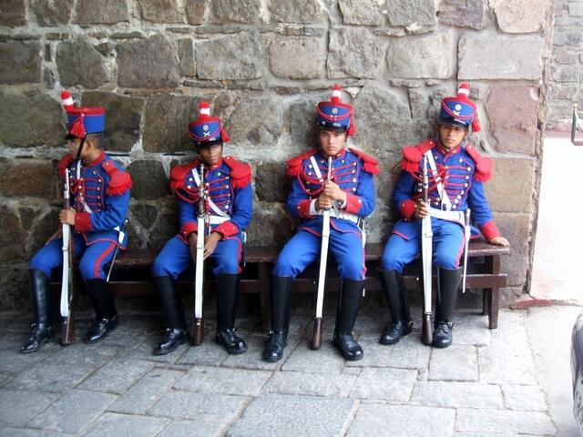Gelangweilte Jungs von der Wache