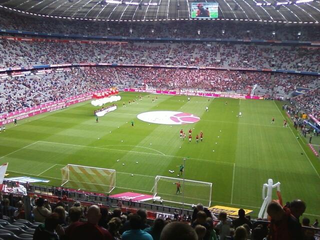 Das Stadion ist doch ausverkauft... wo bleiben die bloß?