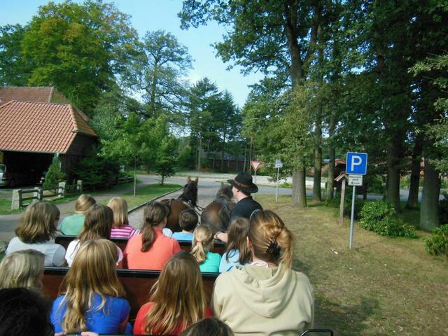 Kutscher Henrik (vorn rechts mit Hut)