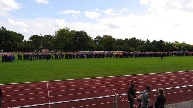 Die Verleihung der Leistungsspange an die erfolgreichen Bewerber fand auf dem Sportplatz statt.