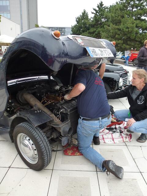 Erst die Reparatur am Auspuff: aufgesetzt. Und dann noch die Heimfahrt antreten nach Bremen.