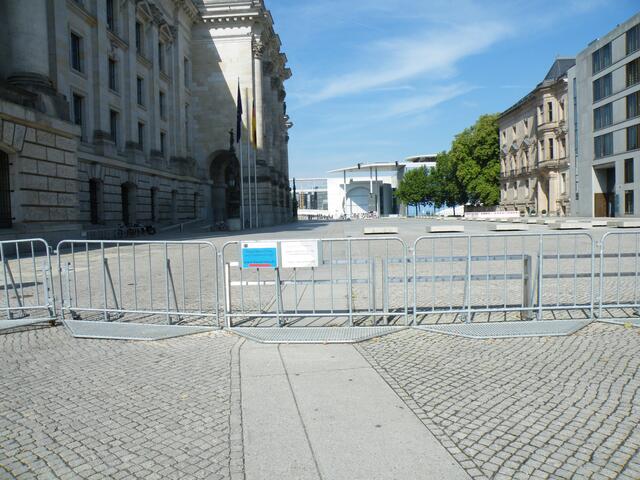 6. 2013 - "Friedrich-Ebert-Platz" hinter dem Reichstag - Durchgang für Bürger und Touristen verboten.