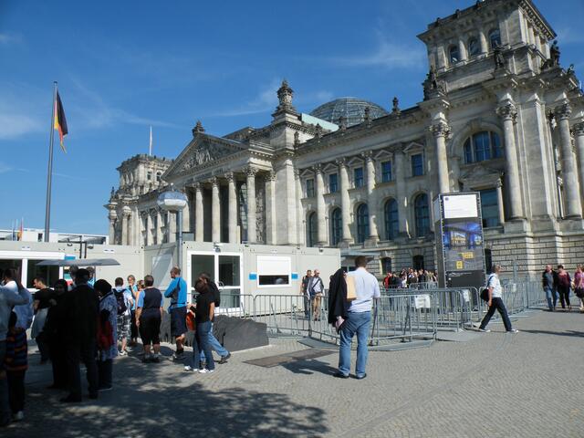 3. 2013 -  Sicherheitskontrolle vor dem Reichstagsgebäude am "Platz der Republik"