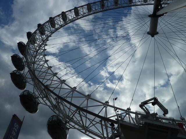 Etwa 3,5 Millionen Besucher pro Jahr fahren mit dem Riesenrad,wo bis zu 800 Personen reinpassen.