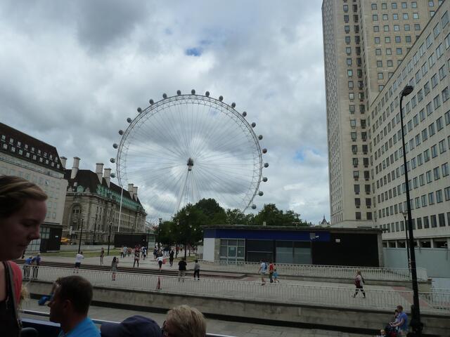 Das London Eye vom Ausflugsbus aus gesehen.