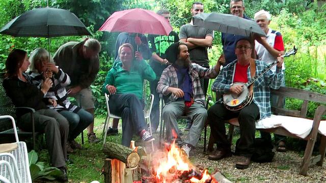 Trotz Regen ein schönes Fest mit Lagerfeuer und Grillen | Foto: Facebook / Max Bryan