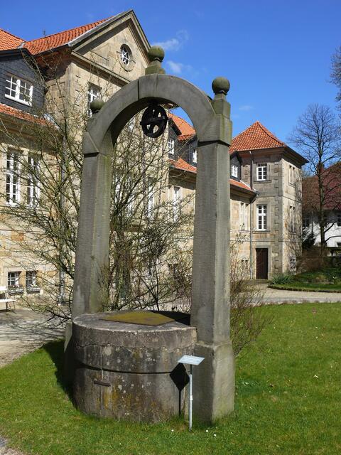 Alter Ziehbrunnen vor dem Kloster.