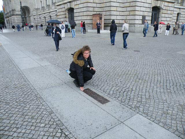 5 . 2010 - freier Durchgang für freie Bürger - "Friedrich-Ebert-Platz", hinter dem Reichstag - hier verlief die Berliner-Mauer
