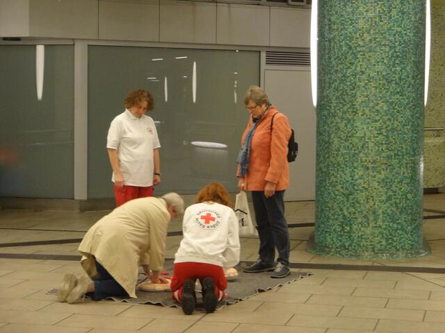 Reanimationsveranstaltung am Kröpke vom DRK Laatzen und der MHH Anästhesiologie © F. Hentschel/DRK Laatzen