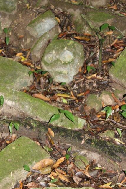 Dieser Totenstein markiert ein Grab in Copan.