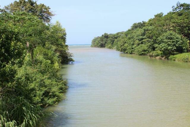 Hier fließt der Fluss bei einem Garifuna-Dorf nahe Trujillo ins offene Meer.
