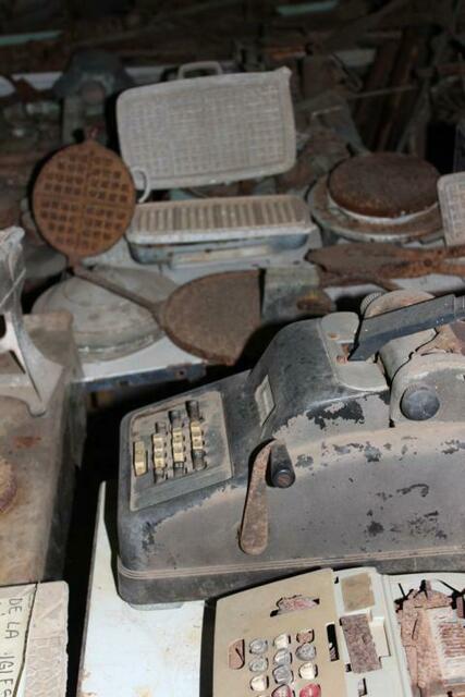Alte Schreibmaschinen lagern in diesem "Museum" neben einem Waffeleisen?!