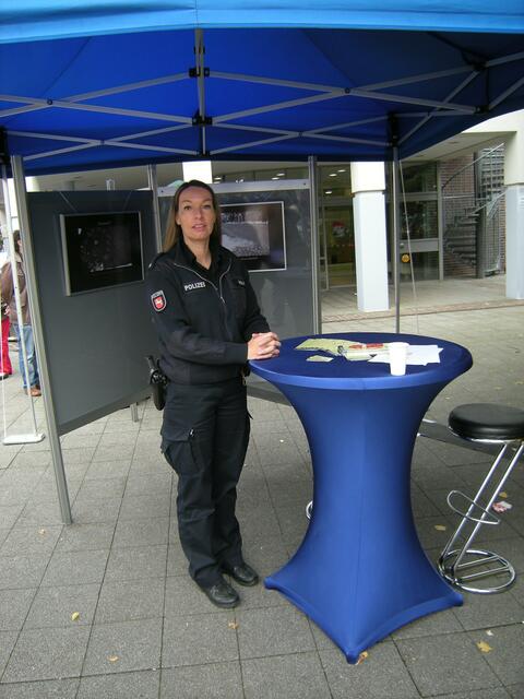 Nette Kontaktbeamtin der Polizei.