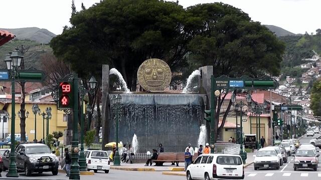 CUSCO-EMBLEM AUF SPRINGBRUNNEN IN DER CITY