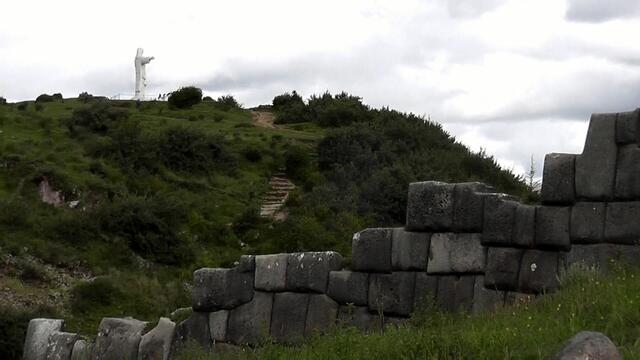 AUS DER FERNE DROHT DER "HEILAND" (CRISTO BLANCO) DER EROBERER.