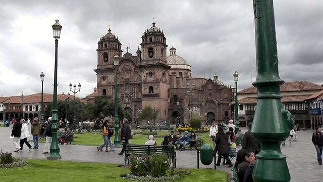 PLAZA DE ARMAS MIT JESUITENKIRCHE