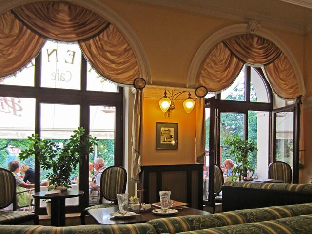 Kaffee und Sachertorte im Wiener Café im Hotel Nové Lázně in Mariánské Lázně.