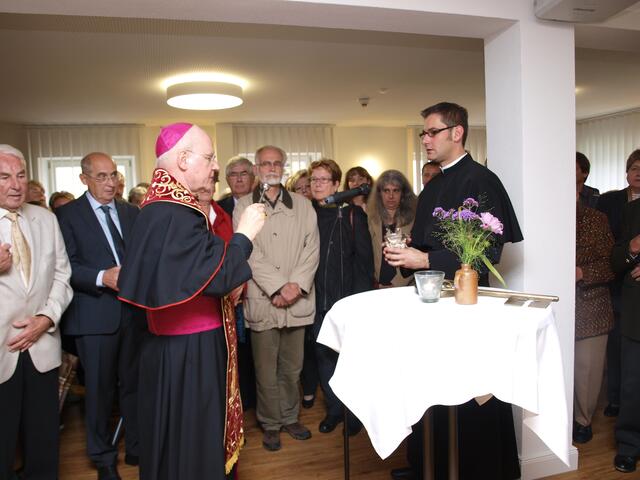 Auch viele Gottesdienstbesucher finden sich zur Segnung im Saal des Bruderschaftshauses ein