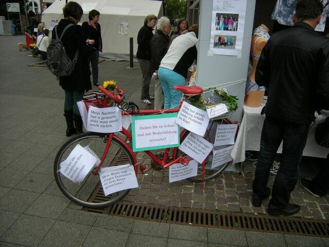 Fahrrad mit netten Sprüchen. In die Tonne mit der Tonne von Aha. Abends hatten die Rot-Grünen, nicht mehr viel zu lachen. Da war die CDU Bürgernäher !