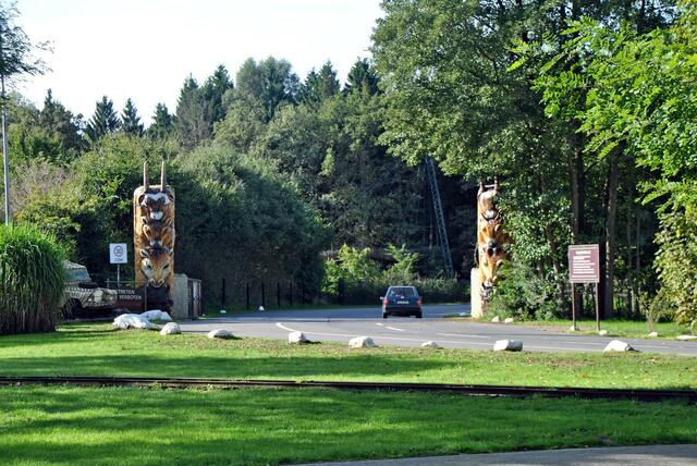 Einfahrt in den Park...