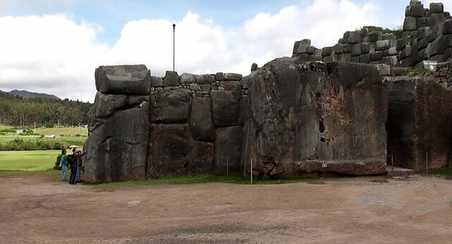RIESIGE STEINE - WINZIGE TOURIS
