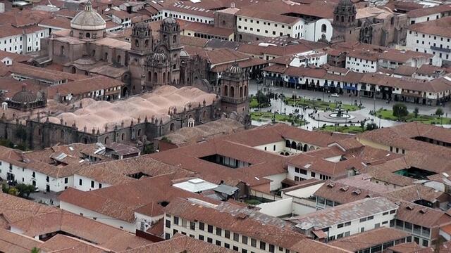 PLAZA DE ARMAS MIT JESUITENKIRCHE UND DOM