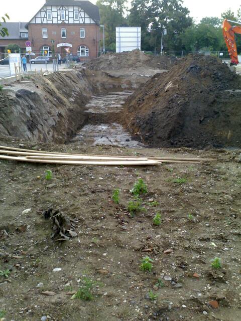 Gronau ÜWL-Neubau, 24.09.13: Ca. 15 Tragende Beton-Pfeiler waren schon gesetzt. Die sind neuerdings beim tiefer baggern schon wieder entfernt!  Gründungstiefe nicht vorher richtig ermittelt? Der Baupreis 6,5 Mio ist einzuhalten?