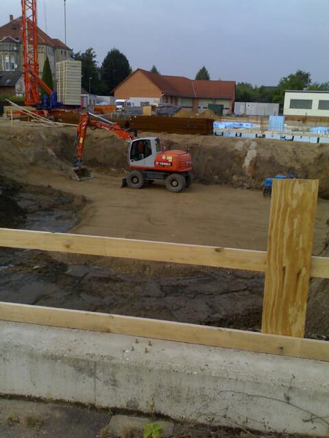 Gronau ÜWL-Neubau, 24.09.13: Ca. 15 Tragende Beton-Pfeiler waren schon gesetzt. Die sind neuerdings beim tiefer baggern schon wieder entfernt!  Gründungstiefe nicht vorher richtig ermittelt? Der Baupreis 6,5 Mio ist einzuhalten?