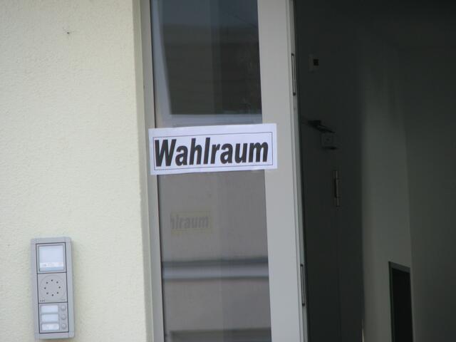 Plate Feuerwehr, Eingang zum Wahllkal