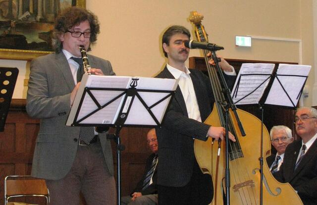 Andrej Sitnovs Klarinette vermittelt mit ihrem Wechsel zwischen Jauchzen und Klagen den typischen Charme des Klezmer. Der Rumäne Julian Mardare (rechts) macht am Bass die Musik zu einer runden Sache.