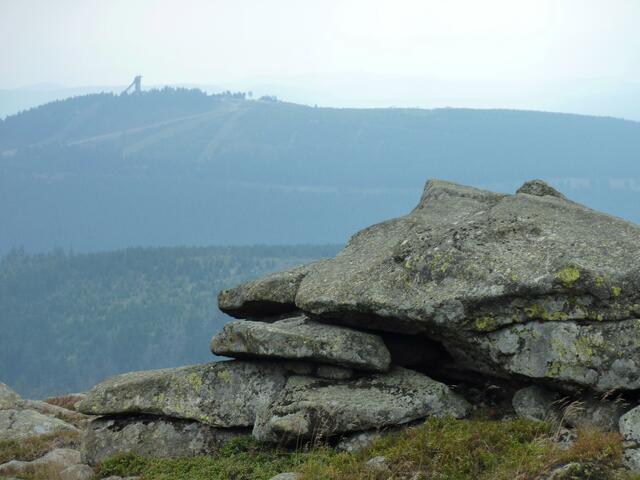 Blick vom Hexenaltar und der Teufelskanzel auf den Wurmberg mit seiner Skisprungschanze