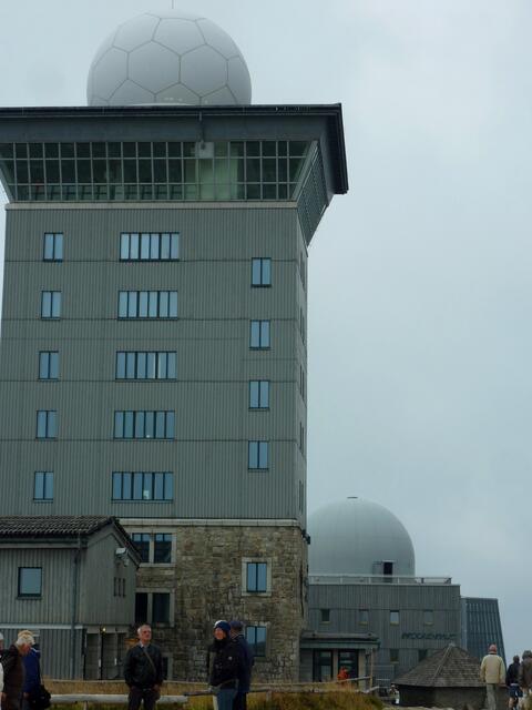 Das Brockenhotel mit dem dahinter liegenden Brockenhaus (Ausstellungsfläche auf drei Etagen mit Aufstieg in die Kuppel)