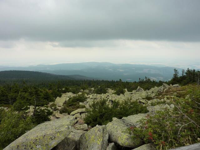 Blick vom Blockfeld ins Harzvorland. Solche Blockfelder sind als "Nationaler Geotop" innerhalb des Nationalen Geoparks "Harz, Braunschweiger Land, Ostfalen" ausgezeichnet.