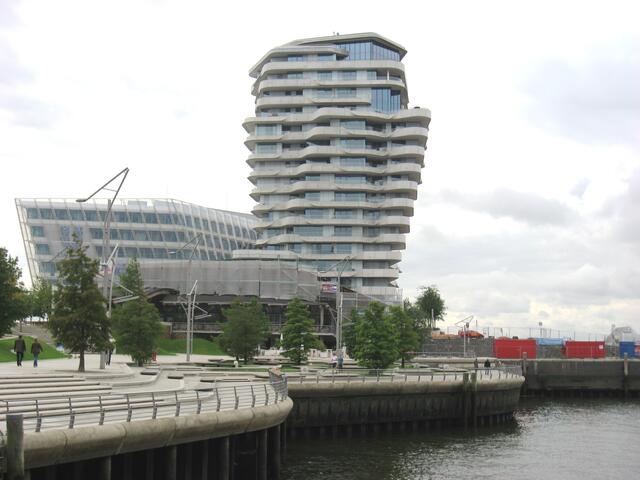 . . . fährt dahinter ein Passagierschiff vorbei ?!