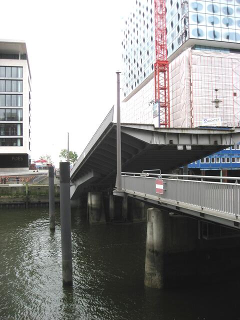 . . . wird nur bei Bedarf zur Durchfahrt geöffnet, rechts dahinter die neue Elbphilharmonie            noch mit Folien eingekleidet
