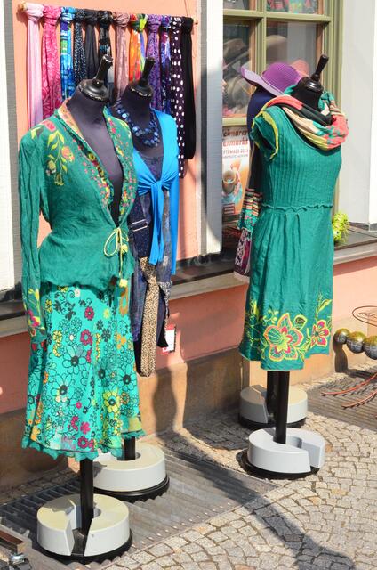 Beim Anblick des Paparazzi kopflos gewordene Damen