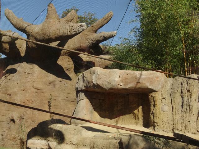 Felsen und Baobab-Bäume beleben die (künstliche) Landschaft